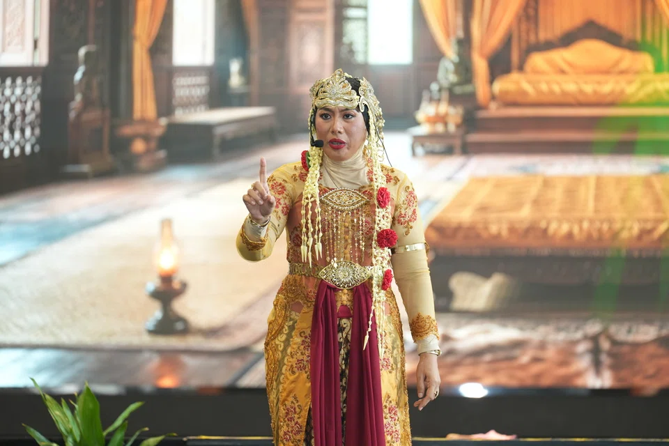 Cik Nadya Hashim, juga dikenali sebagai Pari Pencerita atau The Storytelling Fairy, menceritakan kisah Radin Mas, sebagai sebahagian daripada acara ‘Laman Warna’ di Wisma Geylang Serai pada 10 Oktober.
