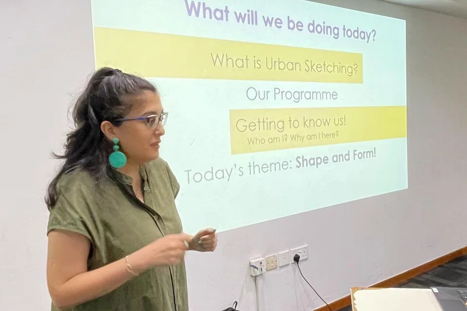 Penolong Pengarah Kanan (Pembangunan Organisasi) Divisyen Perkhidmatan Awam (PSD), Cik Nina Zafar, mengadakan sesi UrbanSketch+ untuk kanak-kanak dari keluarga berpendapatan rendah.