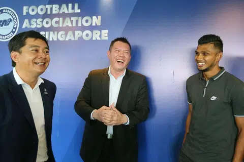 MENTERAI KERJASAMA: (dari kiri) Timbalan Presiden FAS Encik Bernard Tan, Ketua Pegawai Eksekutif PSB Academy Encik Derrick Chang, dan pemain pasukan Hougang United Fazrul Nawaz, pemain pertama yang memanfaatkan perkongsian antara PSB dan FAS, beramah tamah di sebuah acara di Stadium Jalan Besar. - Foto BH oleh JONATHAN CHOO