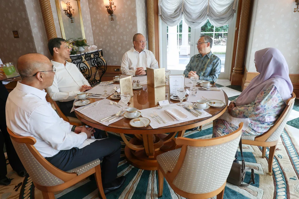 Timbalan Perdana Menteri merangkap Menteri Perdagangan dan Perusahaan, Encik Gan Kim Yong (dua dari kanan), bersarapan bersama Menteri Kesihatan Brunei, Dato Dr Isham Jaafar (tengah), pada 1 Oktober sempena lawatan Encik Gan ke Brunei. Turut hadir termasuk Pesuruhjaya Tinggi Singapura ke Brunei, Encik Laurence Bay (dua dari kiri), bersama pegawai kanan dari Kementerian Kesihatan Brunei. 