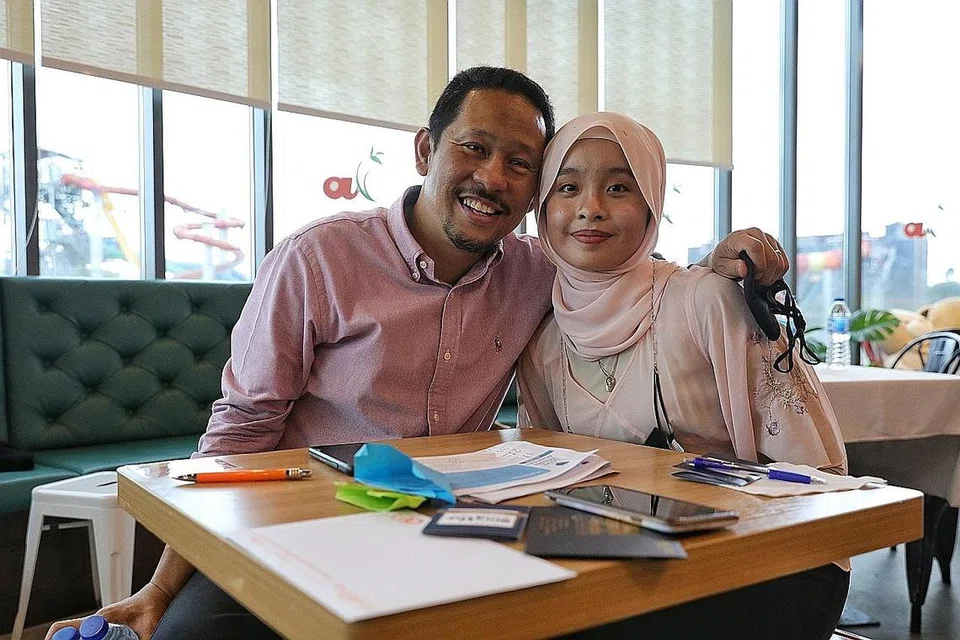 DETIK ISTIMEWA: Encik Shahrin bersama puterinya, Cik Liyana, merupakan salah satu pasangan daripada 15 bapa dan anak perempuan yang telah menghadiri acara 'Detik Istimewa Bersama Ayah' semalam, yang dihadiri Presiden Halimah Yacob. - Foto BH oleh KEVIN LIM