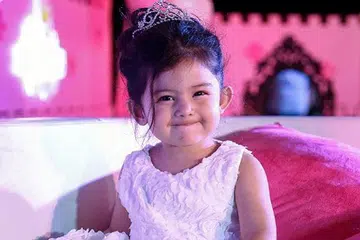 BIASA DI DEPAN KAMERA: Aaisyah Dhia Rana, dua tahun, menurut ibunya, pelakon Rozita Che Wan, senang diajak 'bekerja' dan tidak cerewet ketika tampil untuk program TV Astro. - Foto INSTAGRAM ROZITA CHE WAN