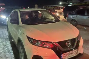 TINGGALKAN UKRAINE: Ini antara kumpulan terdiri dari 12 individu termasuk seorang warga Singapura yang dibawa keluar dari Ukraine. - Foto WISMA PUTRA