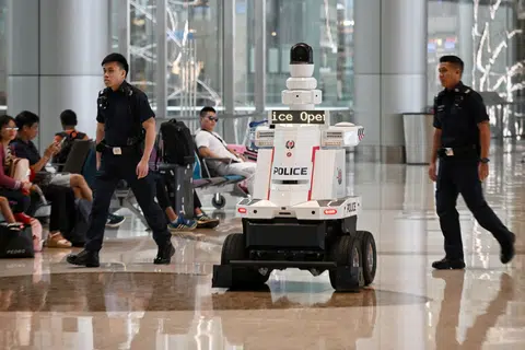 Robot peronda Pasukan Polis Singapura (SPF) mengiringi pegawai polis yang sedang menjalankan rondaan di Terminal 4 Lapangan Terbang Changi.