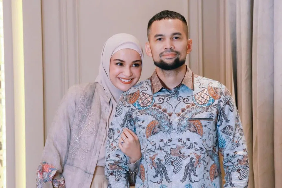 Pasangan selebriti suami isteri, Shireen Sungkar (kiri) dan Teuku Wisnu, mula mengenali isi hati satu sama lain semasa di set penggambaran sinetron ikonik ‘Cinta Fitri’ yang berlangsung selama tujuh musim. 