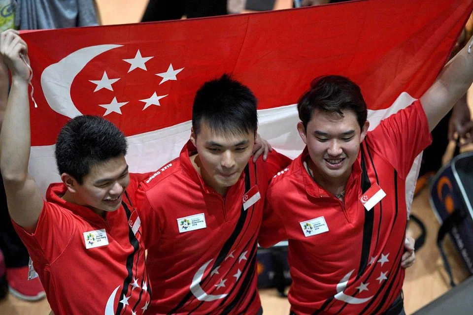 MENYERLAH: Trio bowling negara meraikan kejayaan pingat gangsa. - Foto SPORTSG