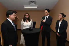 (Dari kiri) Timbalan Perdana Menteri, Encik Heng Swee Keat, berinteraksi dengan penerima Majlis Anugerah 4PM-ITE iaitu penerima Anugerah Bestari Daya Bingkas, Cik Sheila Malinda Ali;  Anugerah Bestari Gemilang, Encik Mikaail Nor Nizar dan Anugerah Kemajuan Baik Frenz, Cik Nurul Sabihah Zainodin, di ITE Kolej Barat pada 29 November.