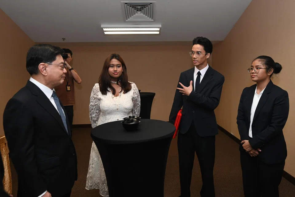 (Dari kiri) Timbalan Perdana Menteri, Encik Heng Swee Keat, berinteraksi dengan penerima Majlis Anugerah 4PM-ITE iaitu penerima Anugerah Bestari Daya Bingkas, Cik Sheila Malinda Ali;  Anugerah Bestari Gemilang, Encik Mikaail Nor Nizar dan Anugerah Kemajuan Baik Frenz, Cik Nurul Sabihah Zainodin, di ITE Kolej Barat pada 29 November.