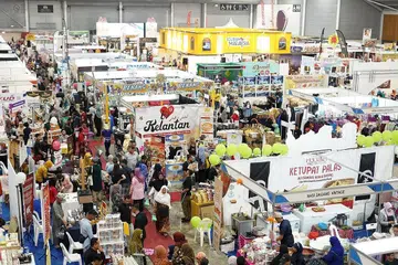 SUASANA MERIAH: Acara Malaysia Fest 2019 yang lalu telah menarik pelbagai pengunjung yang ingin membeli aneka jenis produk dari luar negara, serta mendapatkan maklumat tentang kunjungan ke negeri Malaysia. - Foto MEGAXPRESS INTERNATIONAL PTE LTD 