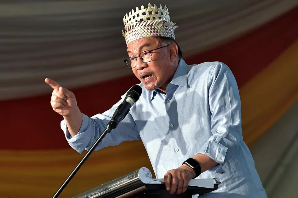 BERI AMARAN: Perdana Menteri Malaysia, Datuk Seri Anwar Ibrahim, memberi amaran agar ahli politik tidak mengheret institusi diraja negara dalam sebarang krisis politik. Beliau berucap pada Majlis Perasmian Sentuhan Kasih Desa Selangor di Stadium Mini Sungai Besar pada Sabtu.
