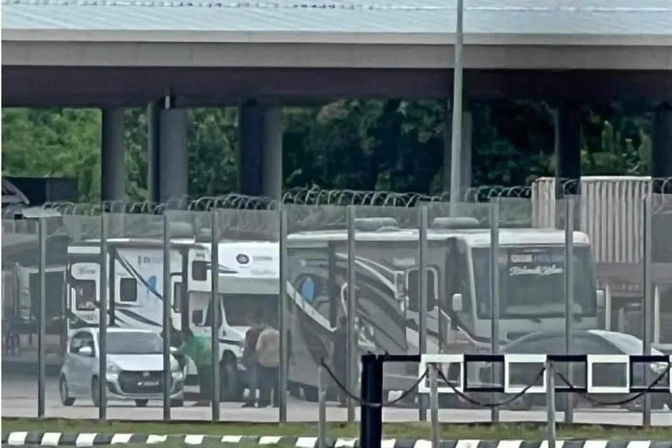 Dua kenderaan rekreasi (motorhome) mempunyai lambang Global Ikhwan Service and Business Holdings (GISBH) yang mahu dibawa keluar Malaysia menghala ke Thailand, ditahan oleh Jabatan Imigresen Malaysia di Bukit Kayu Hitam, Kedah.