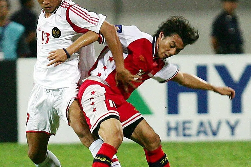 Bek tengah Indonesia, Hamka Hamza (kiri) bergelut bola dengan bekas penyerang Singapura, Indra Shahdan Daud (kanan) semasa final kedua Kejohanan Bola Sepak ASEAN AFF 2004 pada 16 Januari 2005 di Stadium Nasional. Singapura menang 2-1 dengan agregat 5-2.