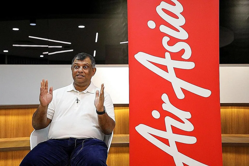 DAPAT SAMBUTAN: Ketua Pegawai Eksekutif (CEO) Kumpulan AirAsia, Tan Sri Tony Fernandes, berkata francais Santan - restoran yang menawarkan makanan pesawat - mendapat sambutan luar biasa dengan 1,000 permohonan sejauh ini. - Foto REUTERS