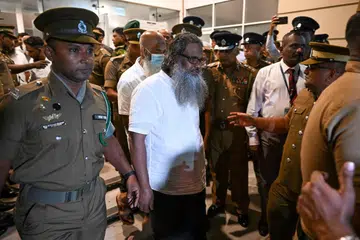 Pegawai penjara mengiringi tertuduh selepas Mahkamah Tinggi Sri Lanka menyampaikan keputusan perbicaraan serangan Easter 2019 di Colombo pada 23 September. Mahkamah menjatuhkan hukuman penjara 220 tahun setiap seorang ke atas 15 lelaki yang didapati bersalah terlibat dalam serangan bom nekad pada 21 April 2019, yang meragut 279 nyawa. Seramai 14 daripada mereka didapati bersalah atas semua pertuduhan, termasuk membunuh, merancang keganasan serta memiliki senjata api dan bahan letupan. –