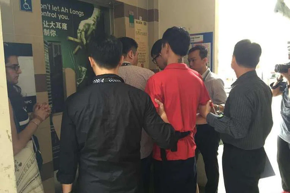 Dua remaja berusia 16 dan 18 tahun yang dituduh membakar sebuah flat sewa di Lengkok Bahru dibawa balik ke tempat itu pada pagi Isnin. 