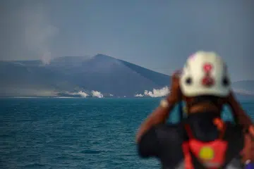 Anggota pasukan mencari dan menyelamat menggunakan teropong ketika menyisir kawasan pesisir Gunung Anak Krakatau dari perairan Selat Sunda pada 13 September, dalam operasi mencari lima wartawan yang hilang ketika membuat liputan letusan gunung berapi itu pada 7 September. Lima wartawan itu adalah antara lapan orang dalam sebuah bot laju yang masih belum ditemukan.