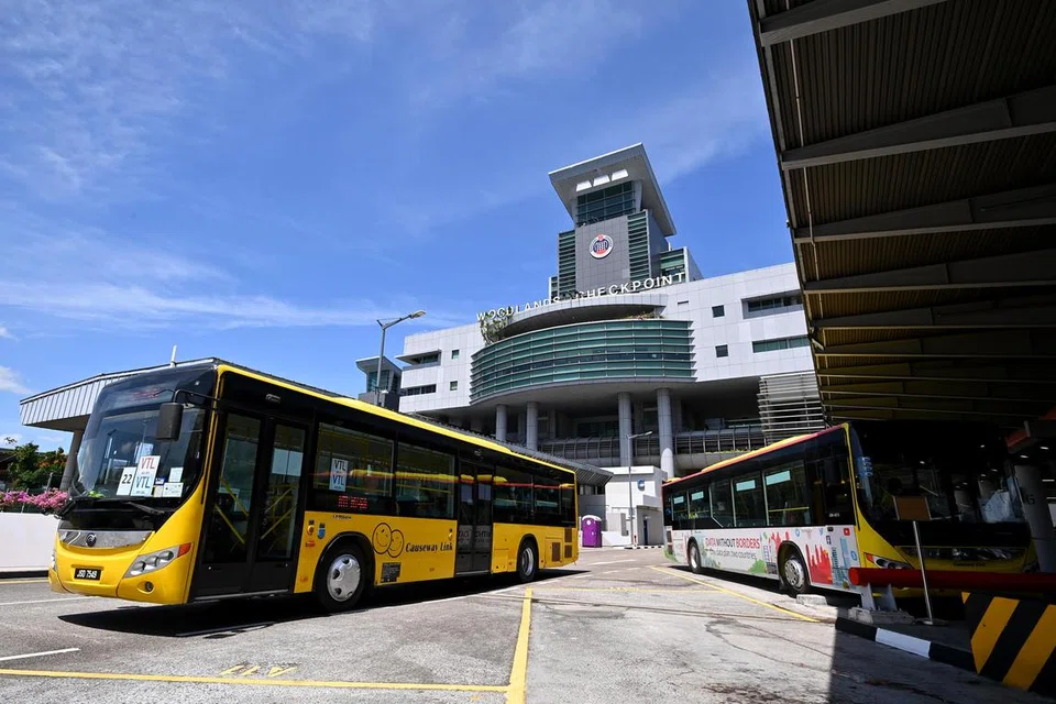 Bas antara alternatif pengangkutan awam untuk menyeberangi Tambak dan memasuki Johor Bahru. 