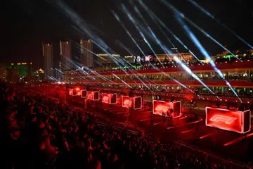 DIJANGKA MEMUKAU: Perbelanjaan Grand Prix Las Vegas termasuk £196 juta untuk membeli sebidang tanah, dan £327 juta lagi untuk mendirikan bangunan pit dan mempersiapkan trek.