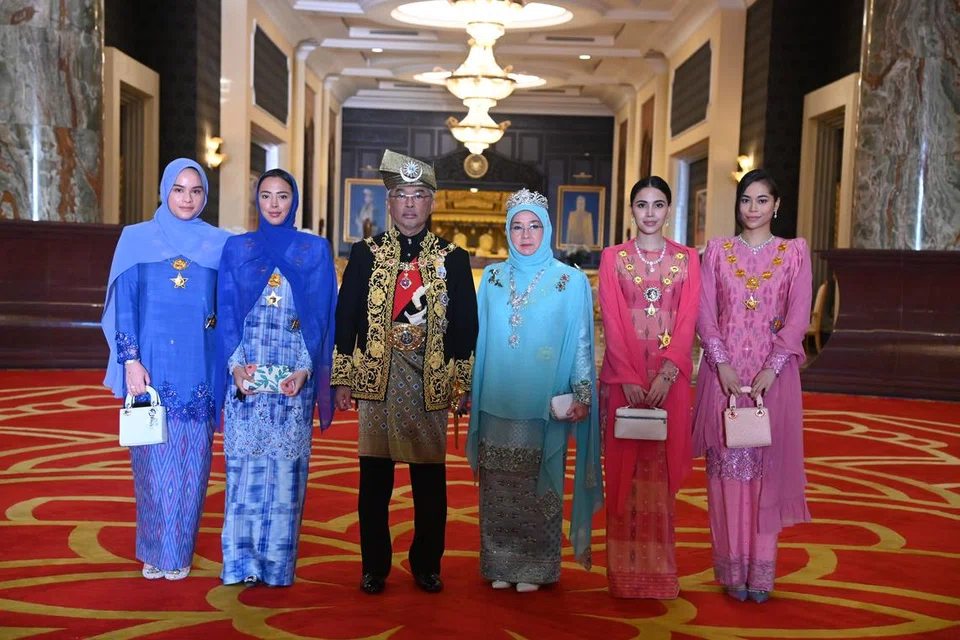 Yang di-Pertuan Agong Ke-16 Malaysia, Sultan Abdullah Ahmad Shah bersama Raja Permaisuri Agong, Tunku Azizah Aminah Maimunah bersama puteri mereka merakamkan kenangan terakhir di Istana Negara, selepas tamat pemerintahan lima tahun pada 30 Januari.