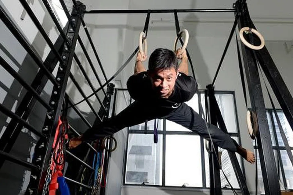 LATIHAN MENCABAR: Encik Muhammad Firdaus menjelaskan bahawa senaman kalistenik - sejenis gerak badan bertujuan meningkatkan kecergasan dan fleksibiliti saraf - bukan hanya melibatkan kecergasan tubuh, malah memerlukan kecergasan otak dan minda dari segi fokus serta pemikiran jelas. - Foto TUKIMAN WARJI