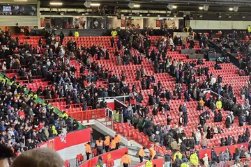 Ramai penyokong Manchester United meninggalkan stadium selepas pasukan Bournemouth menjaringkan gol ketiga dalam perlawanan di Stadium Old Trafford pada 22 Disember lalu.
