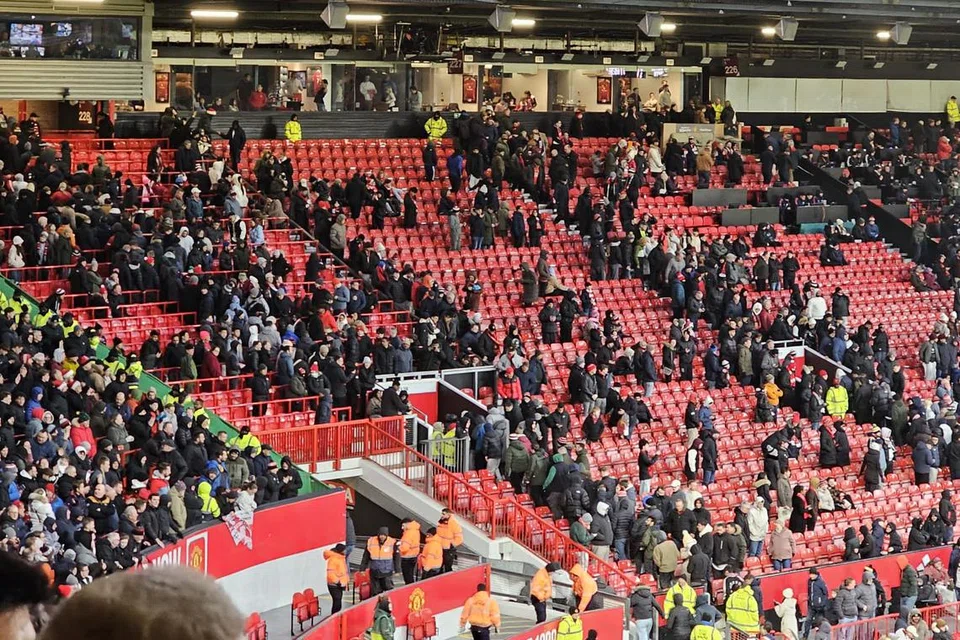Ramai penyokong Manchester United meninggalkan stadium selepas pasukan Bournemouth menjaringkan gol ketiga dalam perlawanan di Stadium Old Trafford pada 22 Disember lalu.