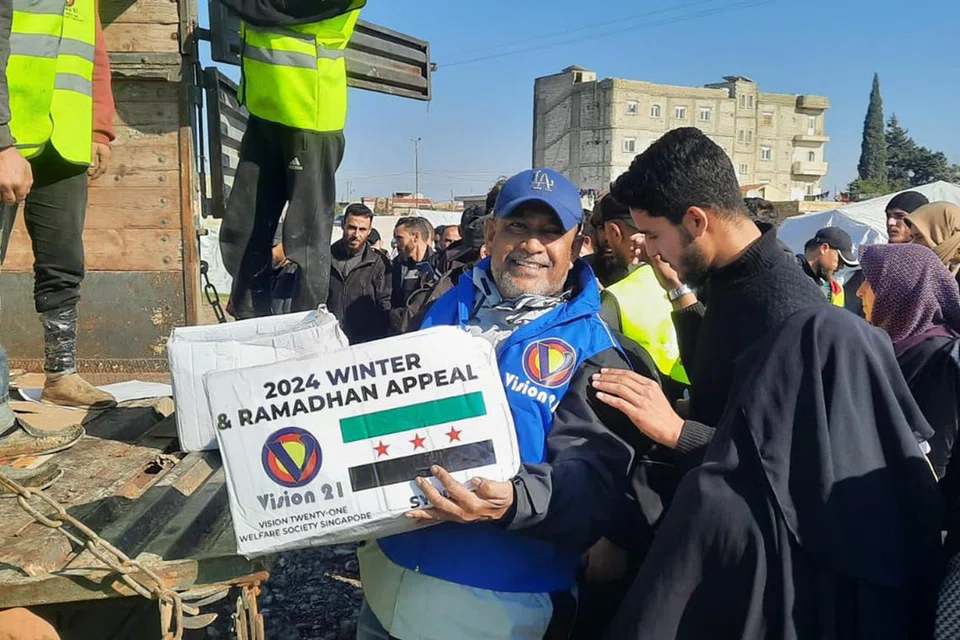 Selaku duta badan kebajikan, Vision 21, Encik Mohamed Anwar Tahar (berjaket biru), turun padang ke Aleppo, Syria, bagi menjalankan misi kemanusiaan dengan menyediakan pelbagai bantuan makanan dan keperluan harian untuk penduduk di sana.