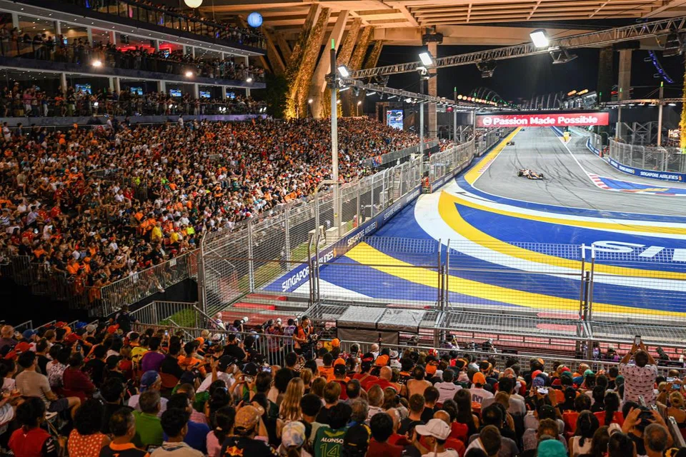 Peminat menyaksikan persaingan sengit penuh debaran antara pelumba semasa Grand Prix Formula Satu Singapura di Litar Jalanan Marina Bay pada 22 September. 