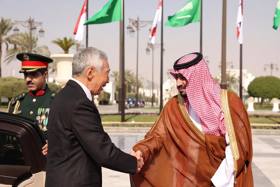 HUBUNGAN DUA HALA: Perdana Menteri, Encik Lee Hsien Loong, serta Putera Mahkota dan Perdana Menteri Arab Saudi, Putera Mahkota Mohammed Salman Al Saud, bincang usaha tingkat hubungan dua hala termasuk dalam bidang perdagangan dan pelaburan, tenaga hijau, ekonomi digital serta pembangunan sektor awam. Semasa pertemuan mereka di Istana Al Yamamah di Riyadh, Encik Lee turut dijamu makan tengah hari oleh Putera Mahkota Mohammed.