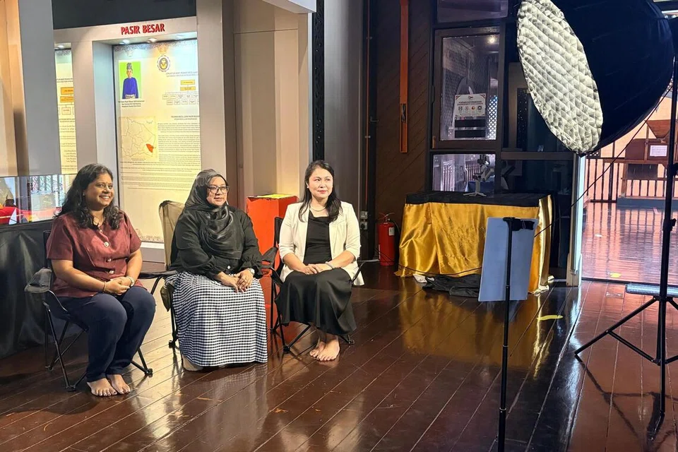 Tiga sahabat karib berlainan bangsa, (dari kiri) Cik K Sathiawathy, Cik Nurul Ain Rasul, dan Cik Tee Ling Ling, yang bakal mengeluarkan produk kopi diberi nama Malaya Brew sebagai lambang perpaduan kaum, mencerminkan realiti bahawa keharmonian kaum di Malaysia masih berada pada tahap yang baik.