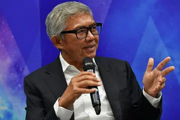 MENJADI KEBANGGAAN MASYARAKAT: Encik Bahren Shaari, CEO Bank of Singapore, berjaya mencapai kedudukan beliau hari ini dengan kerja keras, kecekalan dan semangat jitu. Kejayaannya itu menjadi inspirasi dan contoh kepada anggota masyarakat Melayu/Islam lain. - Foto BH oleh CHONG JUN LIANG