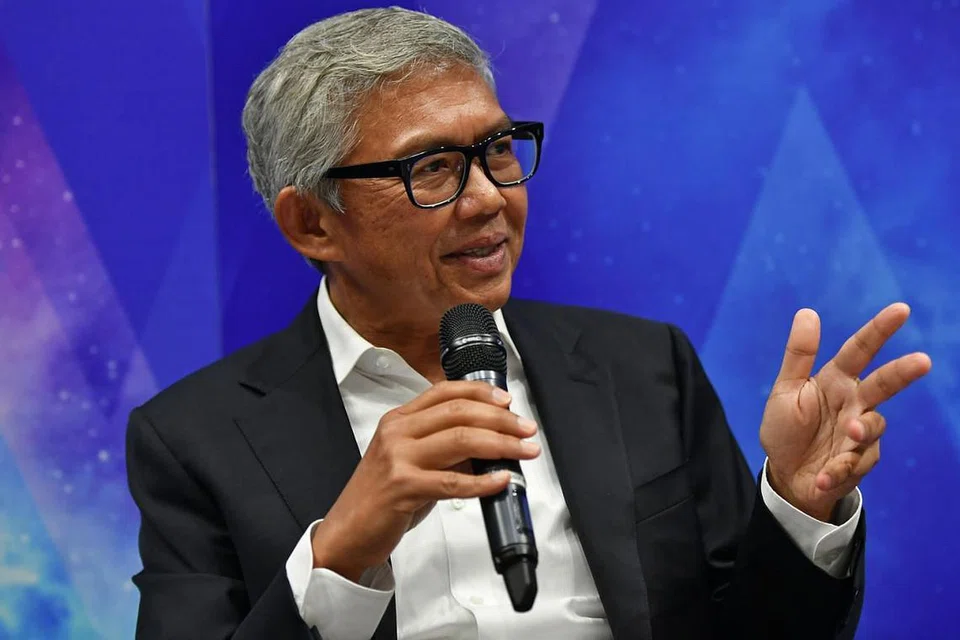 MENJADI KEBANGGAAN MASYARAKAT: Encik Bahren Shaari, CEO Bank of Singapore, berjaya mencapai kedudukan beliau hari ini dengan kerja keras, kecekalan dan semangat jitu. Kejayaannya itu menjadi inspirasi dan contoh kepada anggota masyarakat Melayu/Islam lain. - Foto BH oleh CHONG JUN LIANG