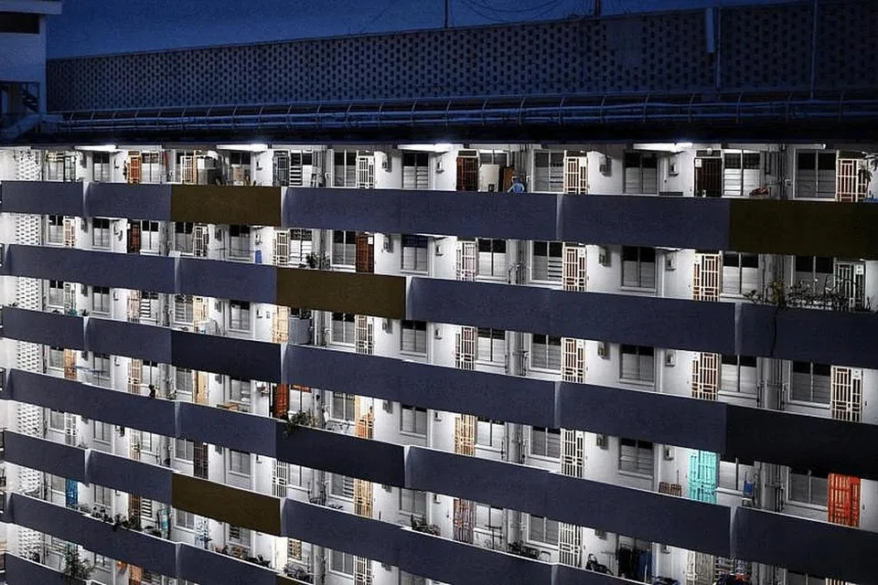 BIL ELEKTRIK LEBIH RENDAH: Tarif elektrik SP yang lebih rendah bermakna bil elektrik bulanan bagi keluarga yang tinggal di sebuah flat empat bilik HDB akan berkurangan sebanyak $1.55 (tidak termasuk GST) secara purata.