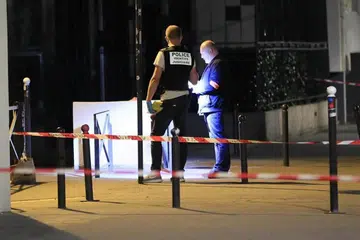 SERANGAN DI PARIS: Penyiasat polis di tempat kejadian selepas tujuh orang cedera dalam serangan tikaman di pusat bandar Paris.
