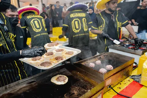 Daging cencang ditekan hingga nipis dan diletak atas roti ‘tortilla’ (roti leper), kemudian keju cair dituang di atasnya.