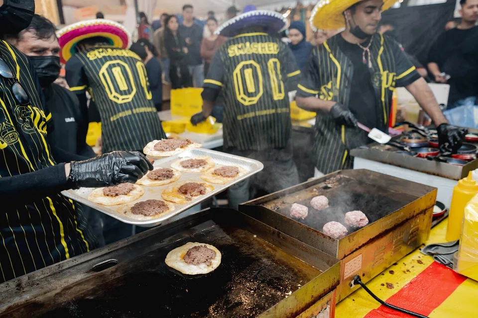 Daging cencang ditekan hingga nipis dan diletak atas roti ‘tortilla’ (roti leper), kemudian keju cair dituang di atasnya.