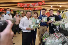 SOKONG LADANG TEMPATAN: (Dari kiri) Ketua Eksekutif Kumpulan FairPrice, Encik Seah Kian Peng; Cik Fu; Setiausaha Parlimen Kanan (Pengangkutan), Encik Baey Yam Keng; dan Encik Lee Yuan Hao, pengurus ladang di GKE Agritech, di sudut jualan sayur-sayuran yang dihasilkan GKE Agritech di bawah Inisiatif Inkubasi Runcit Agensi Makanan Singapura. - Foto BH oleh ALPHONSUS CHERN