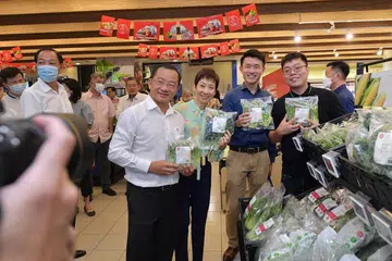 SOKONG LADANG TEMPATAN: (Dari kiri) Ketua Eksekutif Kumpulan FairPrice, Encik Seah Kian Peng; Cik Fu; Setiausaha Parlimen Kanan (Pengangkutan), Encik Baey Yam Keng; dan Encik Lee Yuan Hao, pengurus ladang di GKE Agritech, di sudut jualan sayur-sayuran yang dihasilkan GKE Agritech di bawah Inisiatif Inkubasi Runcit Agensi Makanan Singapura. - Foto BH oleh ALPHONSUS CHERN