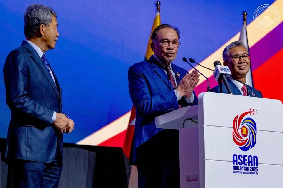 Perdana Menteri Malaysia, Datuk Seri Anwar Ibrahim (tengah), ketika sidang media menutup Sidang Puncak Asean ke-46 yang dipengerusikan Malaysia di Kuala Lumpur.