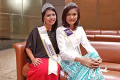 ANGGUN: Cik Siti Muhaini Mohd Fadil (kiri) dan Cik Netty Ryanie Kamaruzaman berjaya muncul sebagai tiga peserta terbaik dalam peraduan ratu cantik Mrs Singapore Beauty Queen 2017. Mereka berharap dapat bergabung tenaga dengan peserta lain untuk melakukan kerja amal. - Foto NUR DHUHA ESOOF
