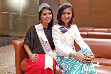 ANGGUN: Cik Siti Muhaini Mohd Fadil (kiri) dan Cik Netty Ryanie Kamaruzaman berjaya muncul sebagai tiga peserta terbaik dalam peraduan ratu cantik Mrs Singapore Beauty Queen 2017. Mereka berharap dapat bergabung tenaga dengan peserta lain untuk melakukan kerja amal. - Foto NUR DHUHA ESOOF