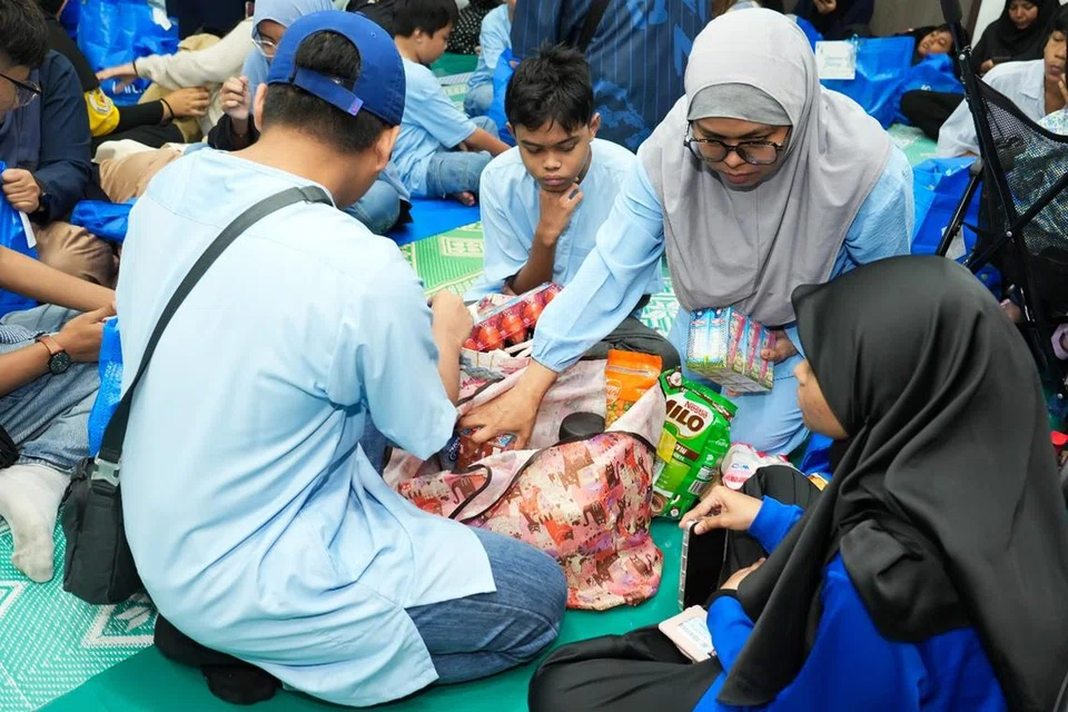 Setiap beg yang diagihkan mengandungi barangan keperluan runcit termasuk minuman coklat segera, gula, beras sekilo, minyak masak 2.5 liter, susu pekat, telur dan ketupat segera. 