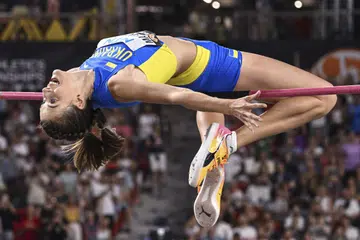 LOMPATAN EMAS: Atlet lompat tinggi Ukraine, Yaroslava Mahuchikh, meraikan kejayaannya meraih pingat emas walaupun berlatih dalam keadaan mencabar disebabkan peperangan di negaranya. 