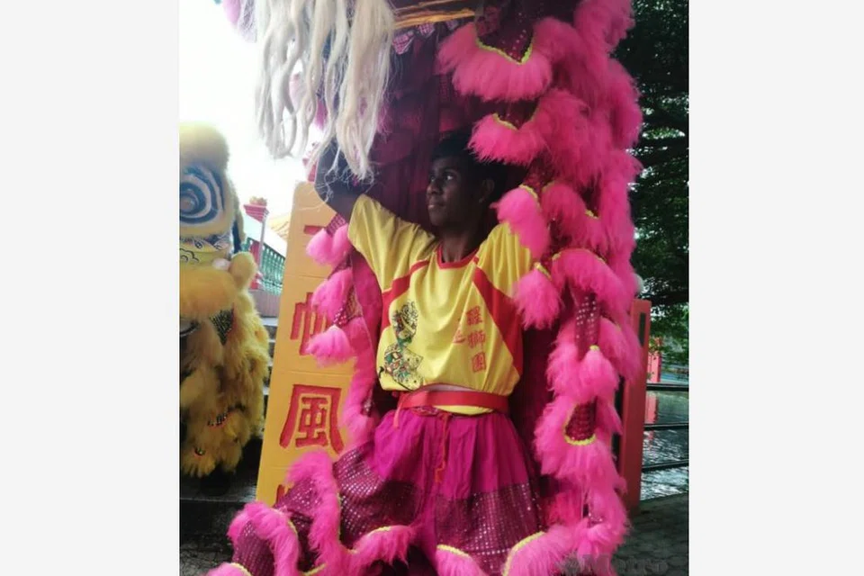 Walaupun berbangsa India, Encik K Harish Kanna, ligat bermain tarian singa yang diminatinya sejak usia remaja.