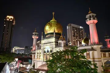 SINAR RAMADAN: Antara tarikan kempen Ramadan di Kampong Gelam ialah pameran lampu, diberi nama Cahaya Gelam, yang dipaparkan ke muka bangunan Masjid Sultan. 