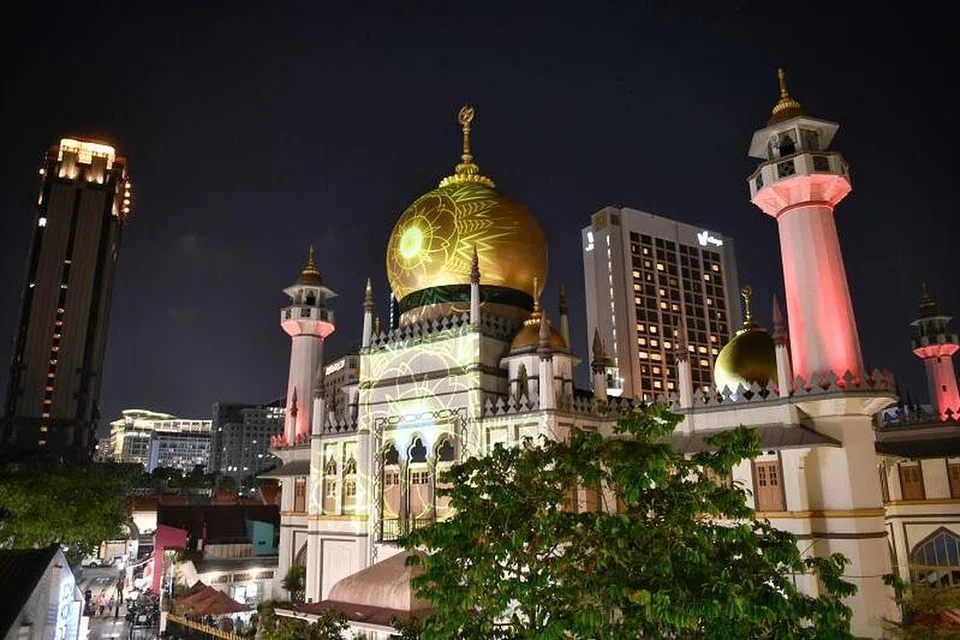 SINAR RAMADAN: Antara tarikan kempen Ramadan di Kampong Gelam ialah pameran lampu, diberi nama Cahaya Gelam, yang dipaparkan ke muka bangunan Masjid Sultan. 