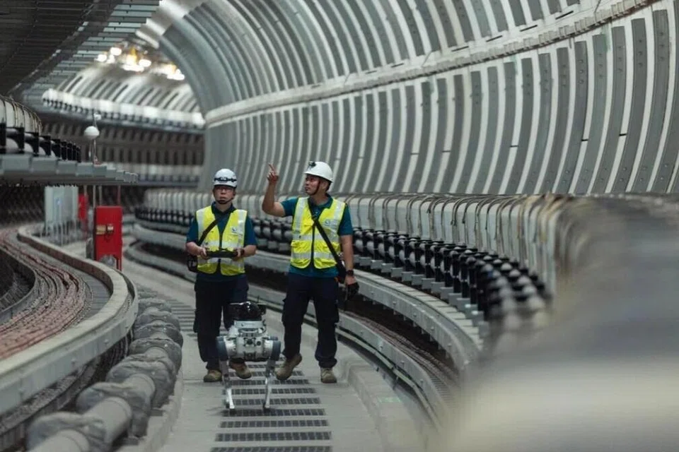 Kakitangan SP Group menjalankan pemeriksaan terowong kabel elektrik dengan bantuan anjing robotik.