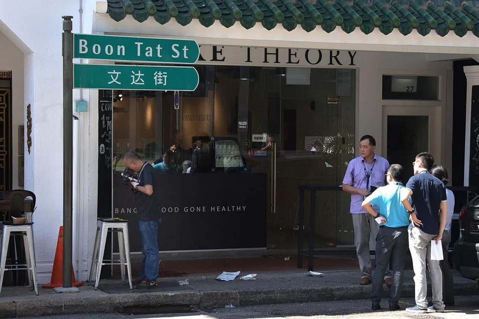 TAPAK PEMBUNUHAN: Tan Nam Seng telah menelefon anak perempuannya Cik Shyller Tan beberapa minit selepas dia menikam suaminya, Spencer Tuppani, pada siang hari di Telok Ayer Street pada 10 Julai 2017. - Foto-foto fail