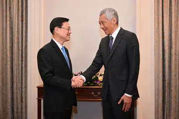 KUKUH IKATAN: Ketua Eksekutif Hong Kong, Encik John Lee (kiri) semasa lawatan pertamanya ke Singapura sempat menemui Perdana Menteri, Encik Lee Hsien Loong, di Istana.