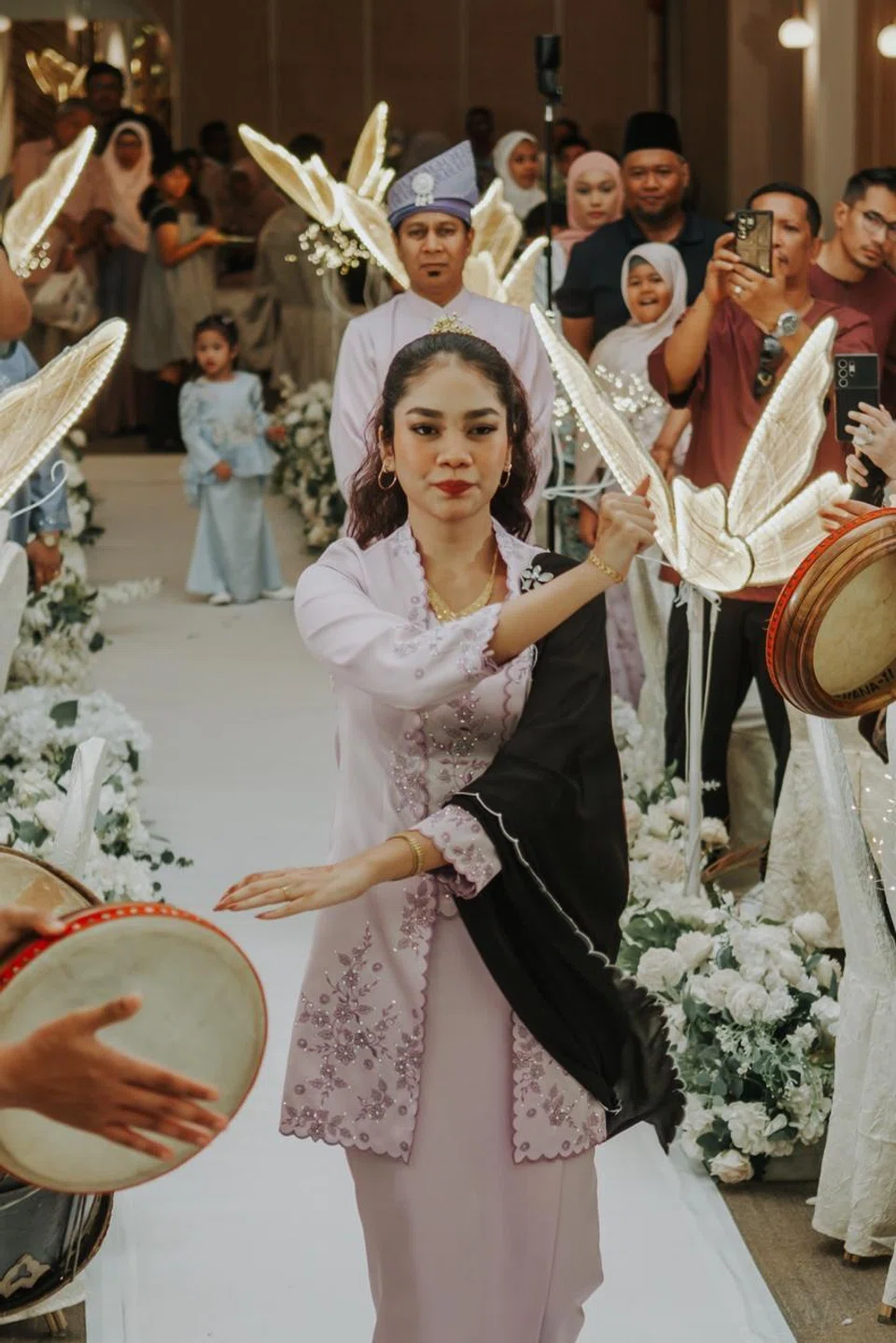 Encik Halim dan anak bongsunya, Cik Arinah Mas Ayu Shaik Abdul Halim, mempersembahkan silat bersama dalam segmen awal majlis tersebut.
